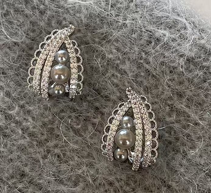 Ženske naušnice s mikrougrađenim čipkastim perlama, klipsa, minimalistički elegantan dizajn