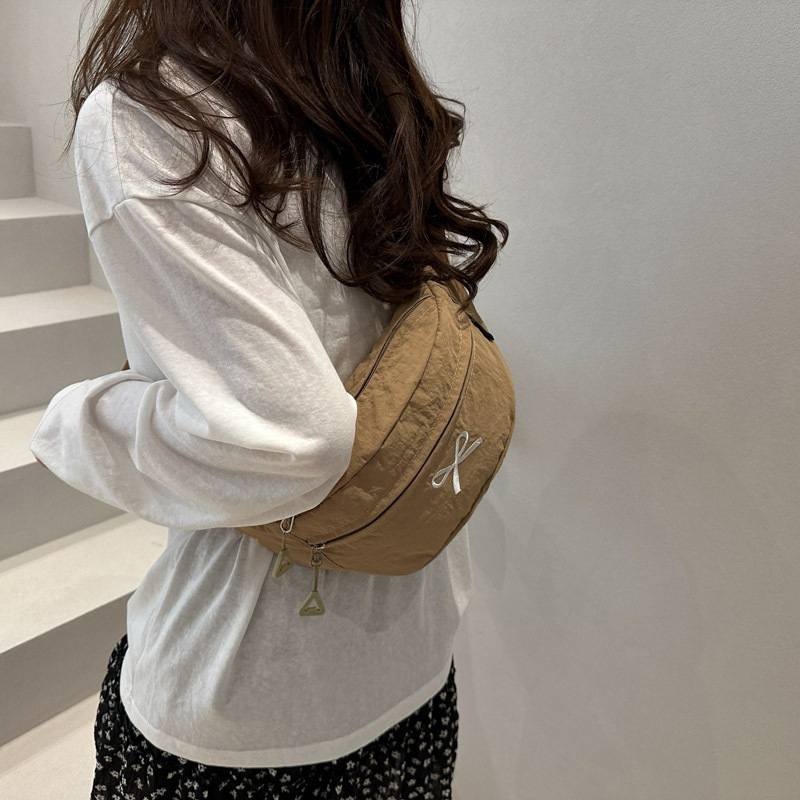 Ženska crossbody torbica s mašnom, u šumskom stilu, laka i svestrana za svakodnevnu upotrebu
