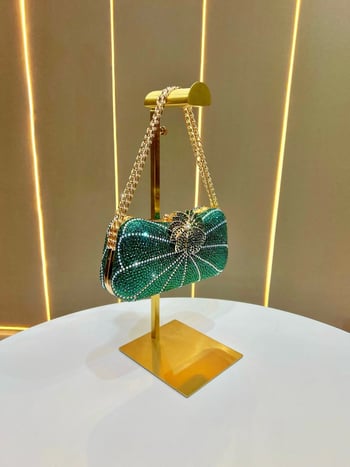 Ženska večernja torbica sa kristalima – luksuzni clutch za formalne prilike