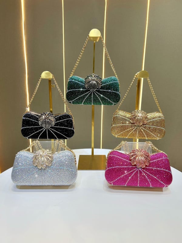 Ženska večernja torbica sa kristalima – luksuzni clutch za formalne prilike