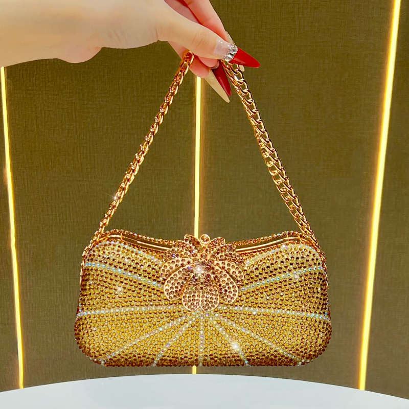 Ženska večernja torbica sa kristalima – luksuzni clutch za formalne prilike