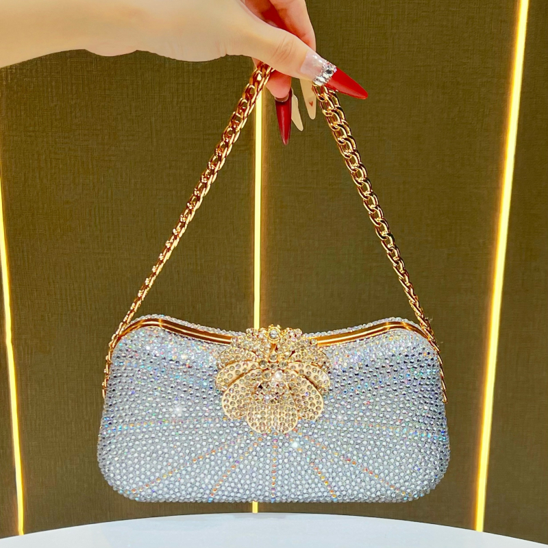 Ženska večernja torbica sa kristalima – luksuzni clutch za formalne prilike