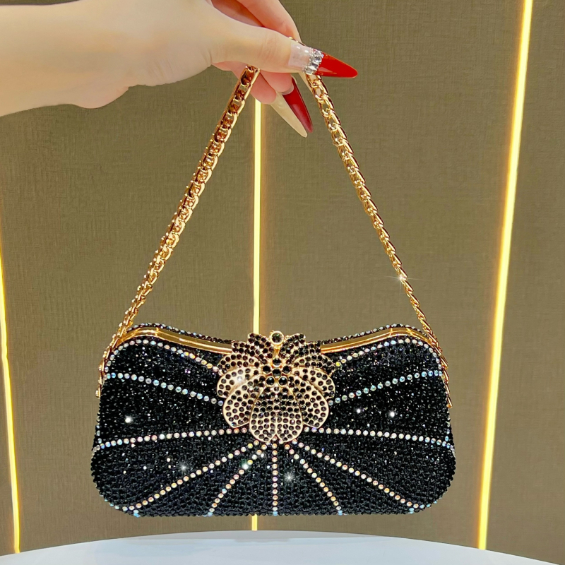 Ženska večernja torbica sa kristalima – luksuzni clutch za formalne prilike