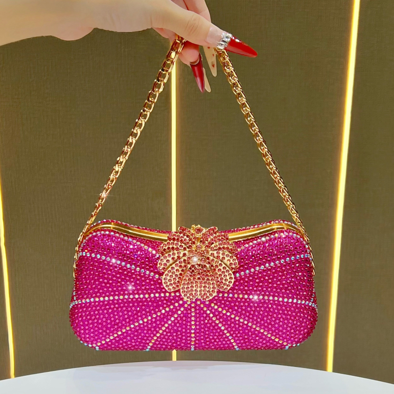 Ženska večernja torbica sa kristalima – luksuzni clutch za formalne prilike