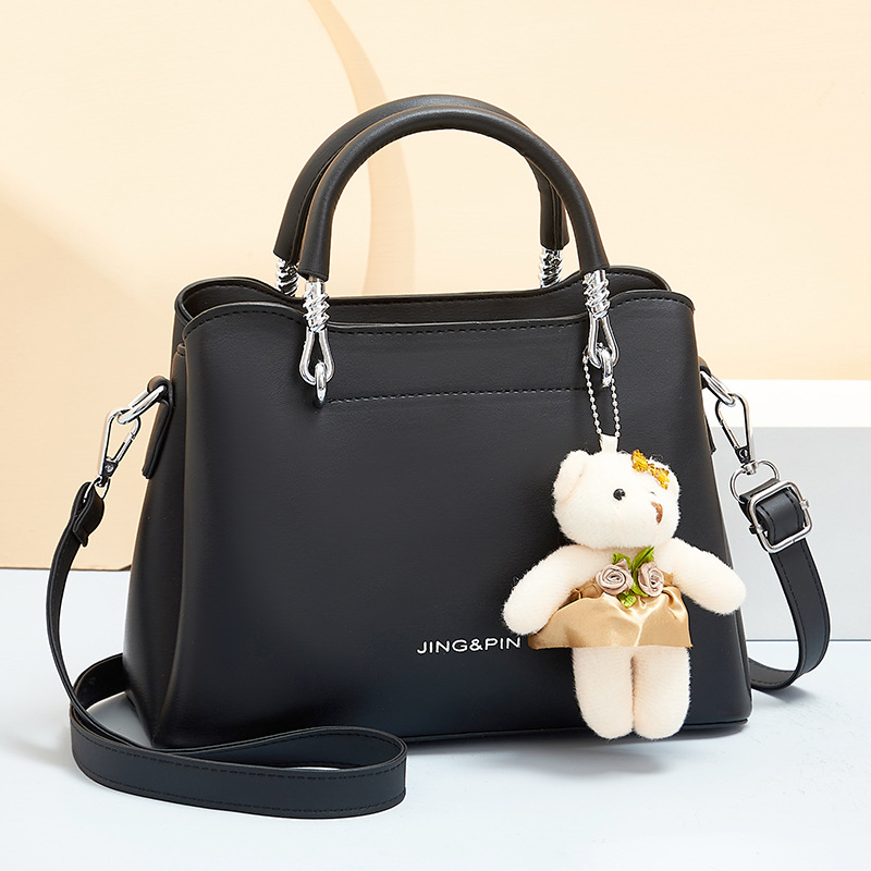 Ženska torbica od PU kože, bucket bag stil, velika kapaciteta, višeslojni unutarnji pretinac i privjesak s medvjedom