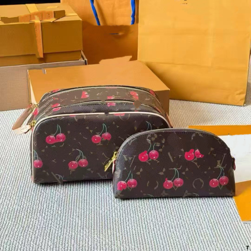 Ženska torba s vintage cvjetnim uzorkom na bijeloj podlozi, lagana kozmetička torbica i bucket torba preko ramena