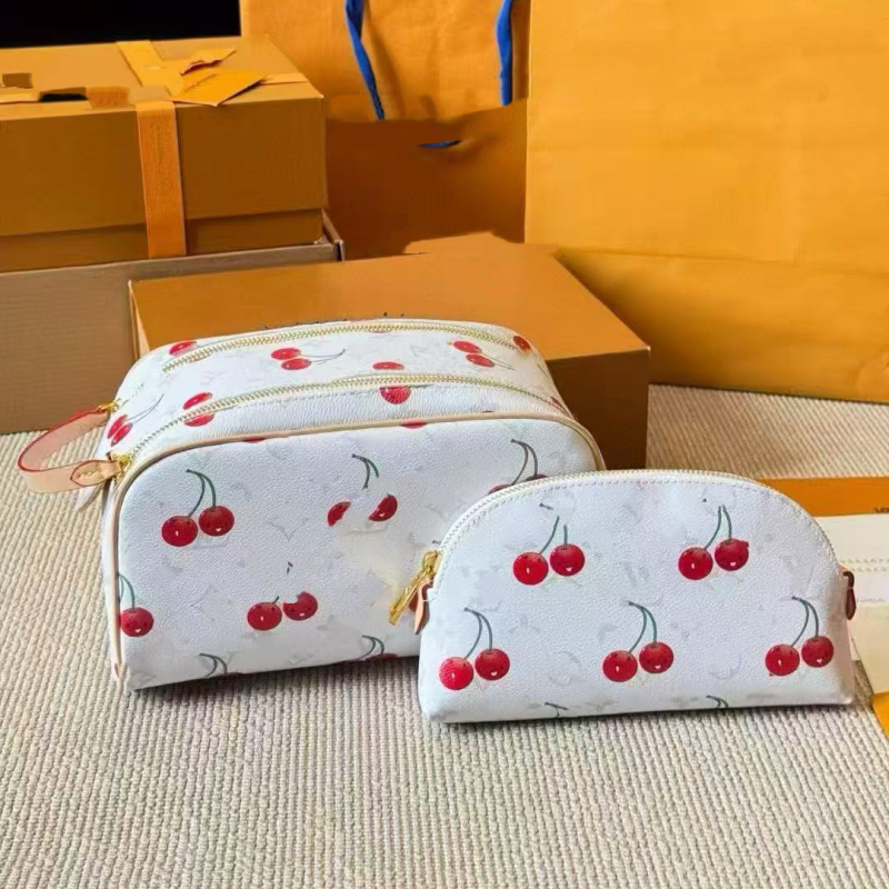 Ženska torba s vintage cvjetnim uzorkom na bijeloj podlozi, lagana kozmetička torbica i bucket torba preko ramena