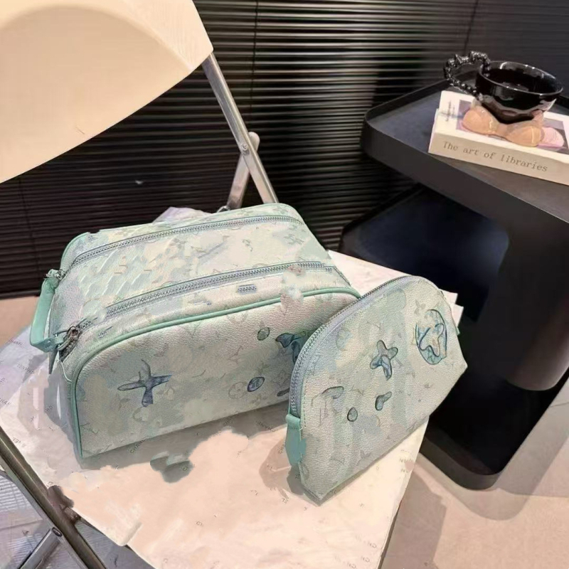 Ženska torba s vintage cvjetnim uzorkom na bijeloj podlozi, lagana kozmetička torbica i bucket torba preko ramena