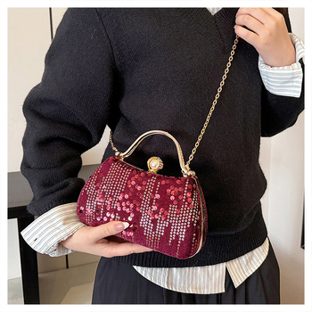 Modna večernja clutch torbica s bisernim narukvicom, kutijastog oblika, elegantan dizajn