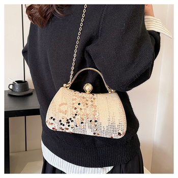 Modna večernja clutch torbica s bisernim narukvicom, kutijastog oblika, elegantan dizajn