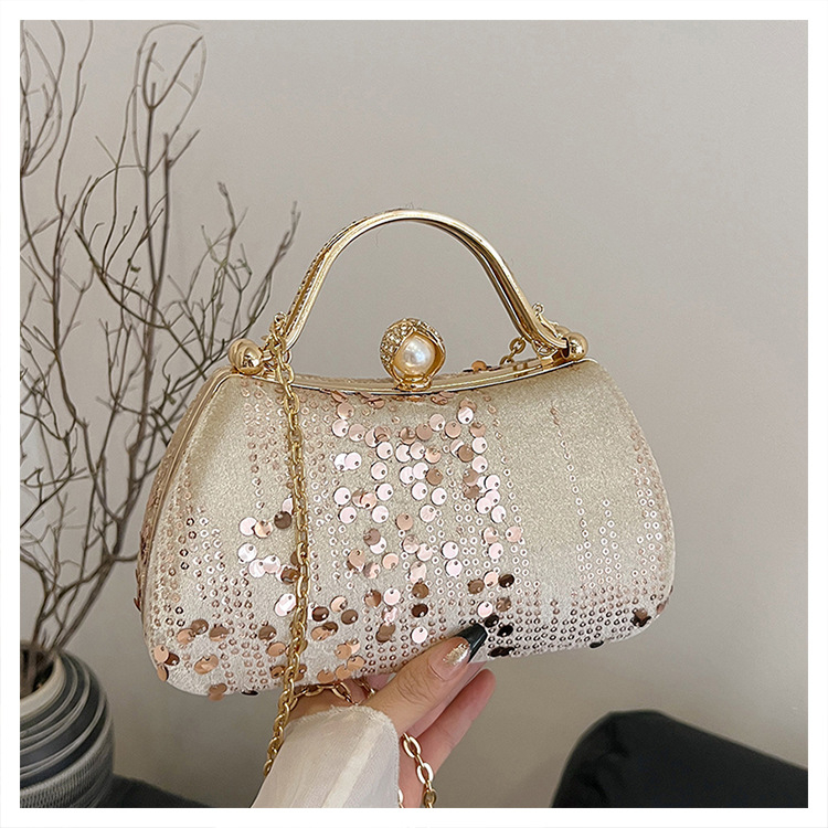 Modna večernja clutch torbica s bisernim narukvicom, kutijastog oblika, elegantan dizajn