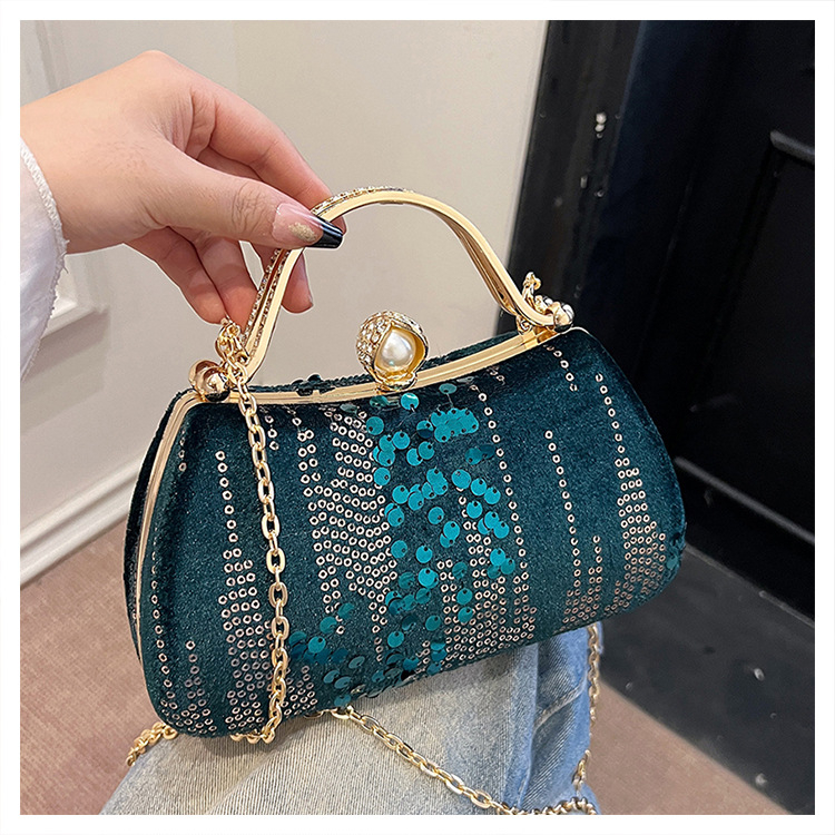 Modna večernja clutch torbica s bisernim narukvicom, kutijastog oblika, elegantan dizajn