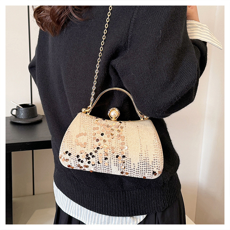 Modna večernja clutch torbica s bisernim narukvicom, kutijastog oblika, elegantan dizajn
