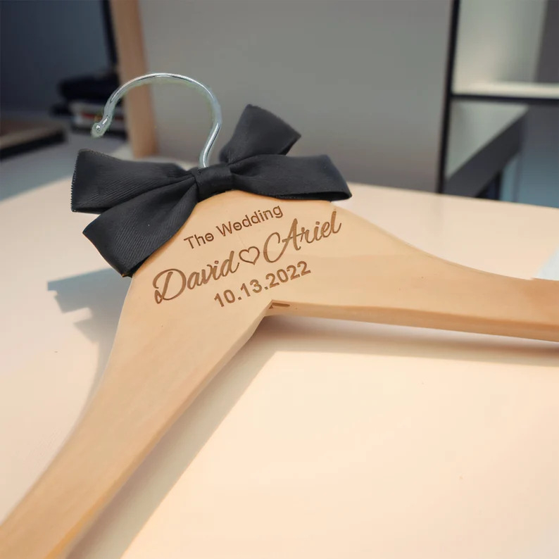 Prilagođena drvena vješalica za odjeću s kružnim kukom, bez šipke, jedinstven komad, personalizirano za vjenčanje