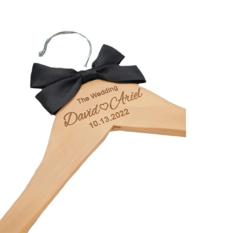 Prilagođena drvena vješalica za odjeću s kružnim kukom, bez šipke, jedinstven komad, personalizirano za vjenčanje