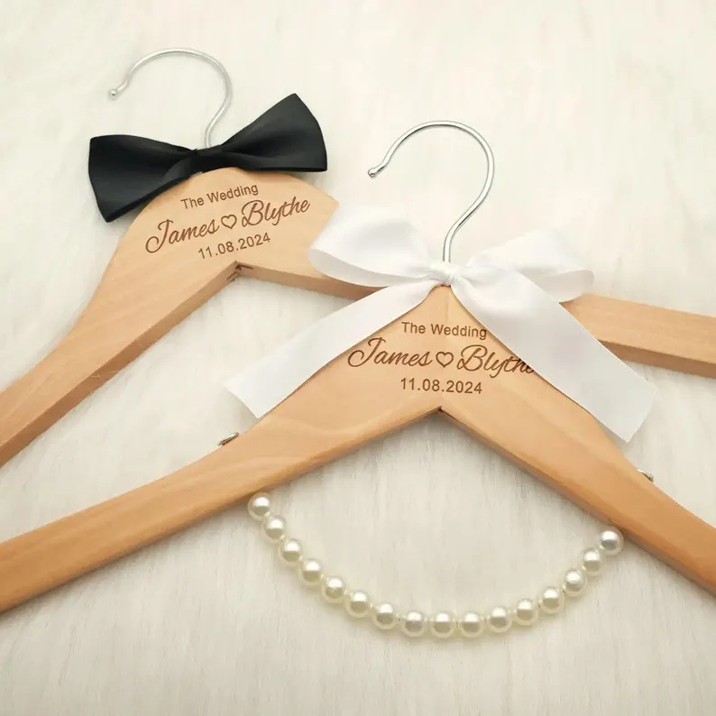 Prilagođena drvena vješalica za odjeću s kružnim kukom, bez šipke, jedinstven komad, personalizirano za vjenčanje