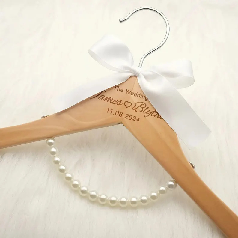 Prilagođena drvena vješalica za odjeću s kružnim kukom, bez šipke, jedinstven komad, personalizirano za vjenčanje