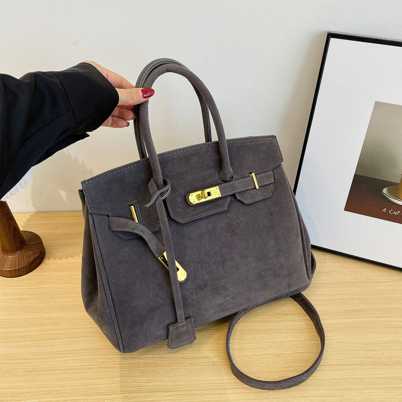 Γυναικεία ρετρό τσάντα crossbody σε τόνο πλατίνα, μεγάλη χωρητικότητα, PU δέρμα, ευρωαμερικάνικο στυλ, ιδανική για εργασία και καθημερινή χρήση.