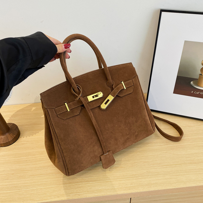 Γυναικεία ρετρό τσάντα crossbody σε τόνο πλατίνα, μεγάλη χωρητικότητα, PU δέρμα, ευρωαμερικάνικο στυλ, ιδανική για εργασία και καθημερινή χρήση.