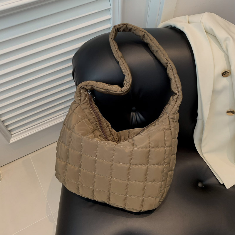 Teksturirana ženska torba velikog kapaciteta — dumpling oblika tote, preko ramena ili crossbody