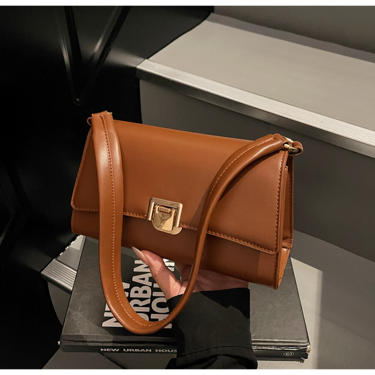 Μαύρη γυναικεία crossbody τσάντα με έναν ιμάντα, μικρή τετράγωνη μορφή, φθινόπωρο 2025