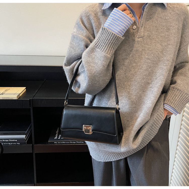 Μαύρη γυναικεία crossbody τσάντα με έναν ιμάντα, μικρή τετράγωνη μορφή, φθινόπωρο 2025