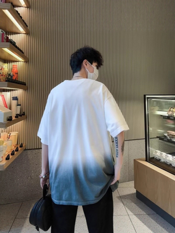 Muški T‑shirt kratkih rukava s gradijentnim dizajnom, hongkonški stil, blok boja, širok kroj