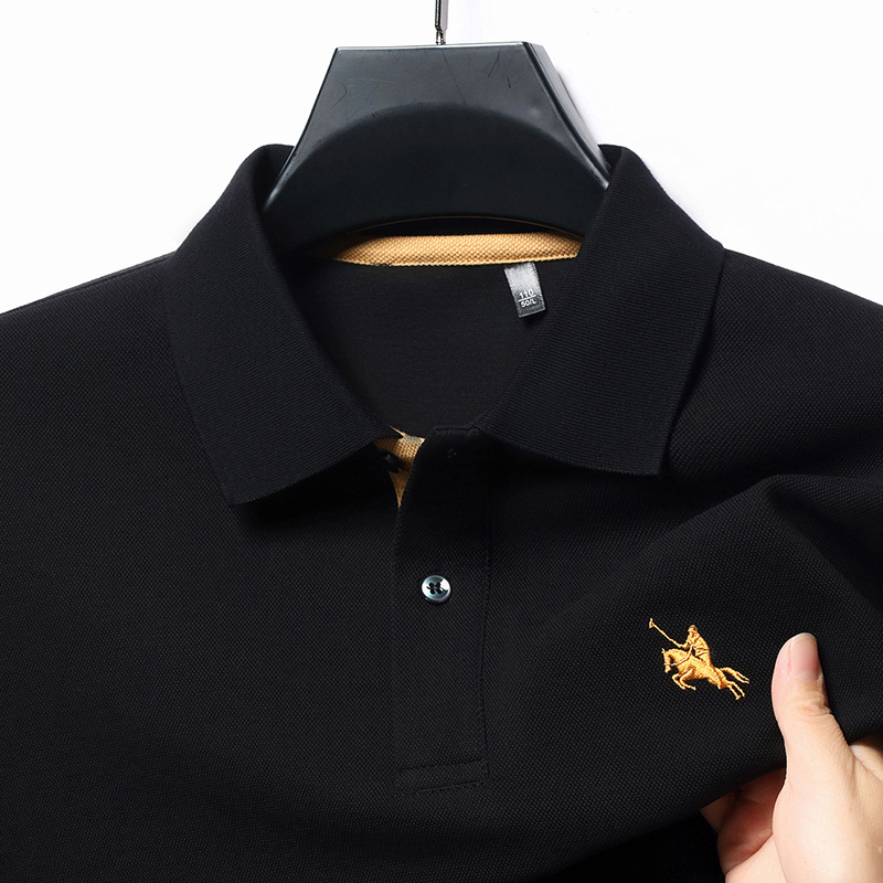 Férfi 100% pamut hosszú ujjú póló rever gallérral, egyszínű, hímzéssel, alsó széle hasítással, tavasz–ősz