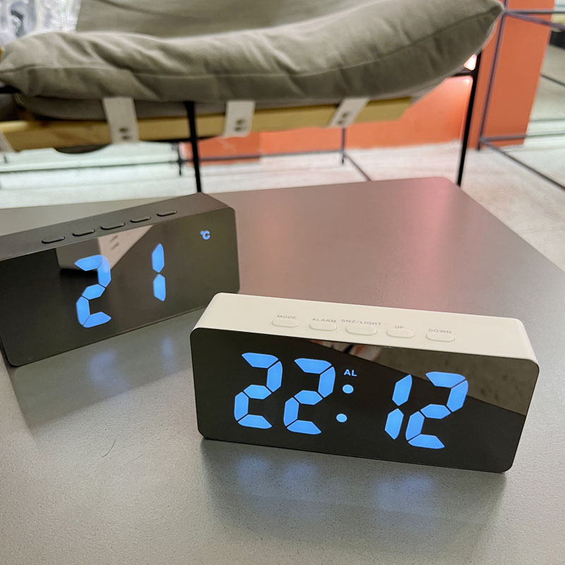 Ceas deșteptător cu oglindă și afișaj LED – multifuncțional, cu termometru, calendar, lampă de noapte și oglindă cosmetică; alimentare prin baterie sau la priză; ideal pentru elevi