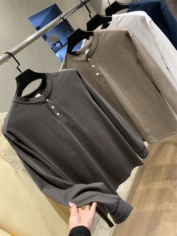 Férfi hosszú ujjú póló Henley gallérral, khaki retro, egyszínű, pamut