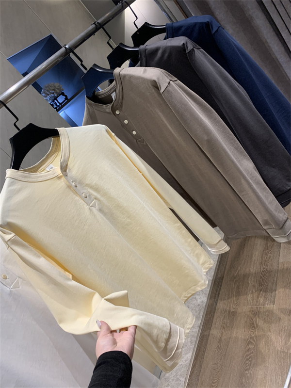 Férfi hosszú ujjú póló Henley gallérral, khaki retro, egyszínű, pamut
