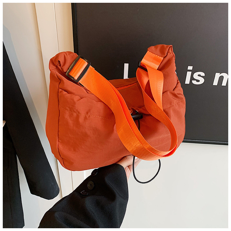 Γυναικεία crossbody τσάντα σε αστικό και καθημερινό στυλ, dumpling σχέδιο, καμβάς, οριζόντια τετράγωνη μορφή, 2024 νέα