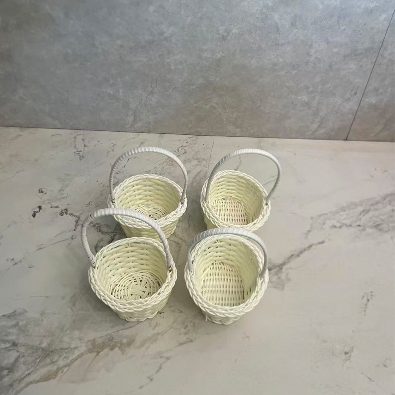 Prijenosna mini košara s imitacijom rotanog pletenja, plastična zidna košarica, rekvizita za fotografiranje, kućno skladištenje i dekorativna košara za cvjetne aranžmane