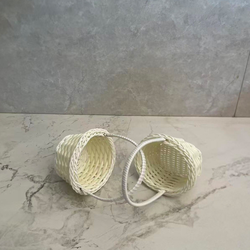 Prijenosna mini košara s imitacijom rotanog pletenja, plastična zidna košarica, rekvizita za fotografiranje, kućno skladištenje i dekorativna košara za cvjetne aranžmane