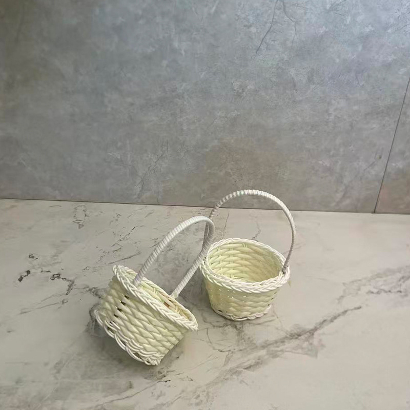 Prijenosna mini košara s imitacijom rotanog pletenja, plastična zidna košarica, rekvizita za fotografiranje, kućno skladištenje i dekorativna košara za cvjetne aranžmane