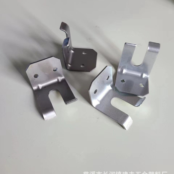 Galvanizirani viseći kutni dio, obrada, debljina 1,5–2 mm, razmak rupa 20 mm