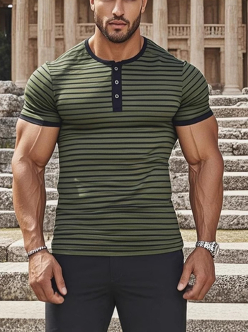 Férfi csíkos Henley polo rövid ujjú, kerek nyakú, félgombos záródás — nyári stílus