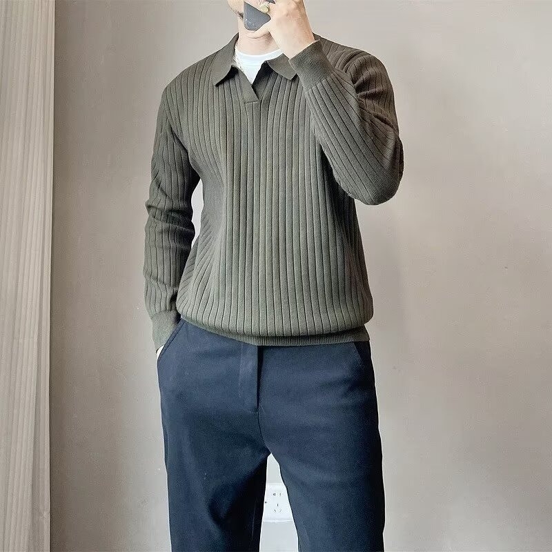 Férfiaknak készült szürke bordázott kötött polo, karcsúsított fazon, elasztikus derekú, lehajtható gallér