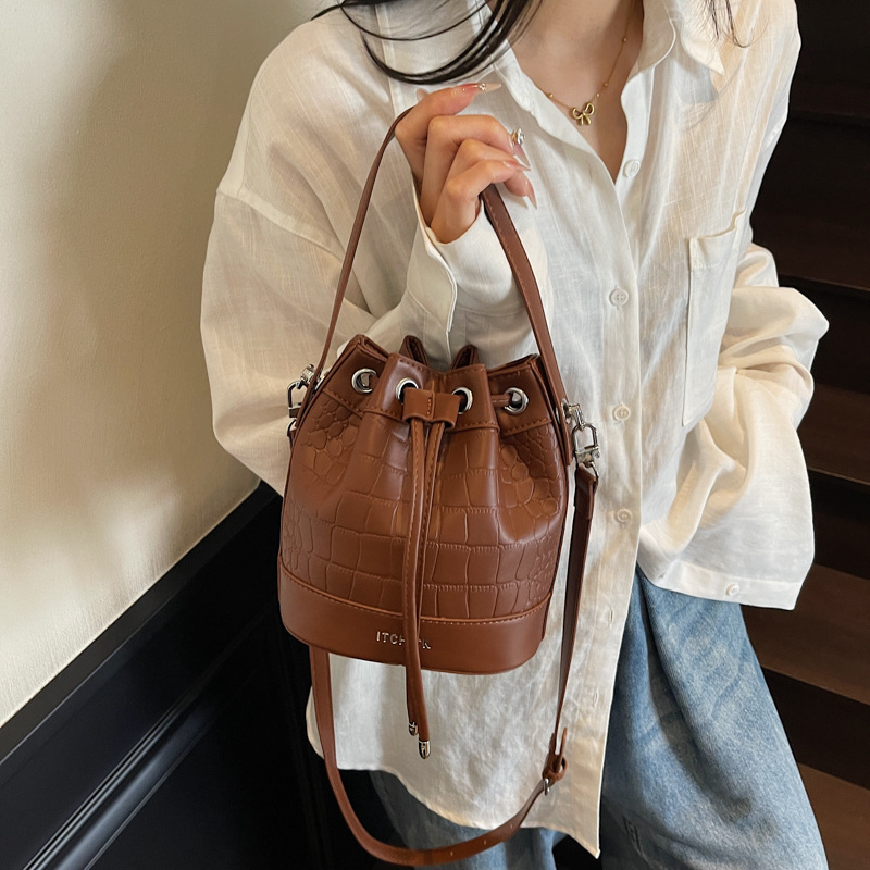 Ženska mini bucket torba u retro stilu, ljeto 2024, PU koža, crossbody torba s vrpcom za povlačenje
