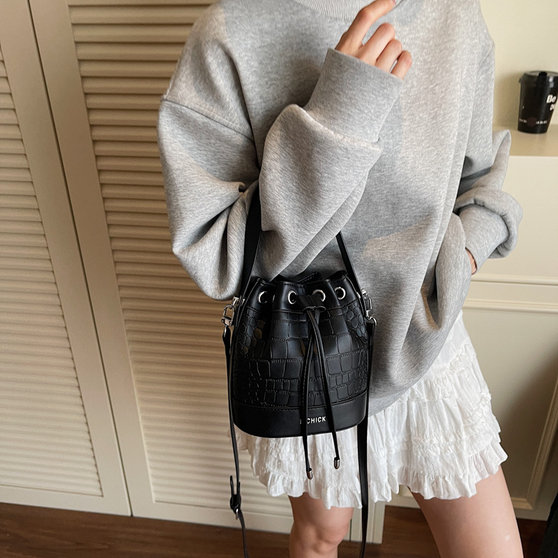 Ženska mini bucket torba u retro stilu, ljeto 2024, PU koža, crossbody torba s vrpcom za povlačenje