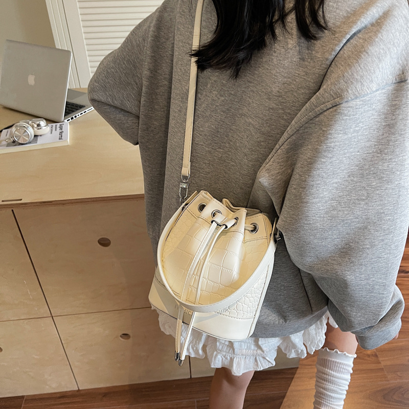 Ženska mini bucket torba u retro stilu, ljeto 2024, PU koža, crossbody torba s vrpcom za povlačenje