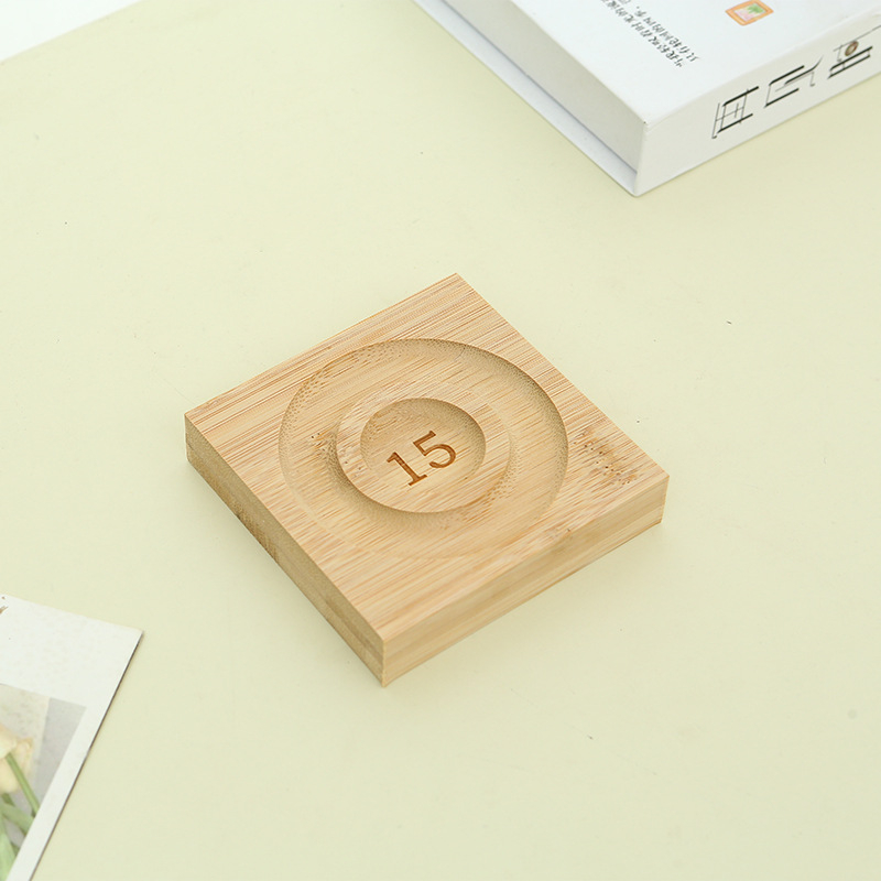 Drveni izložbeni poslužavnik za nakit s perlicama, za narukvice i ogrlice, od masivnog drveta.