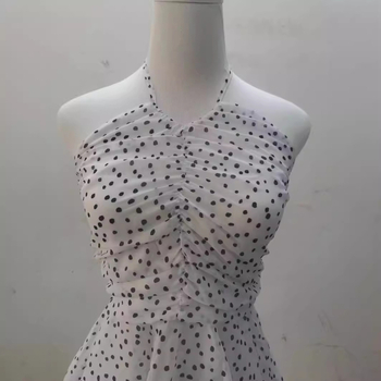 Dva dijela kompleta: halter top s točkicama i dugom suknjom do koljena, ljetni plažni outfit za žene