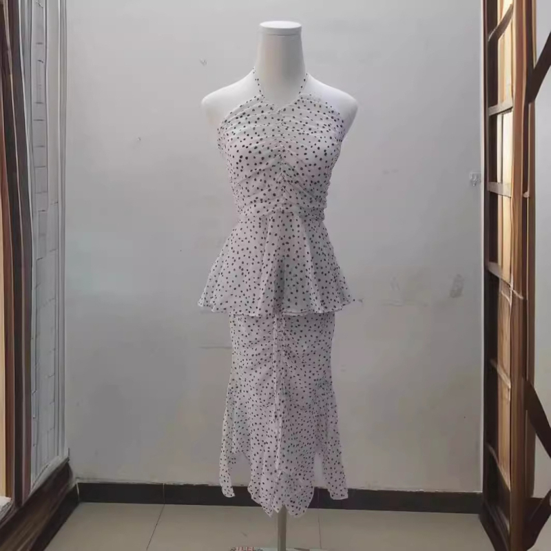 Dva dijela kompleta: halter top s točkicama i dugom suknjom do koljena, ljetni plažni outfit za žene