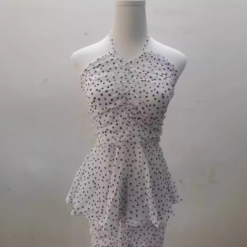 Dva dijela kompleta: halter top s točkicama i dugom suknjom do koljena, ljetni plažni outfit za žene