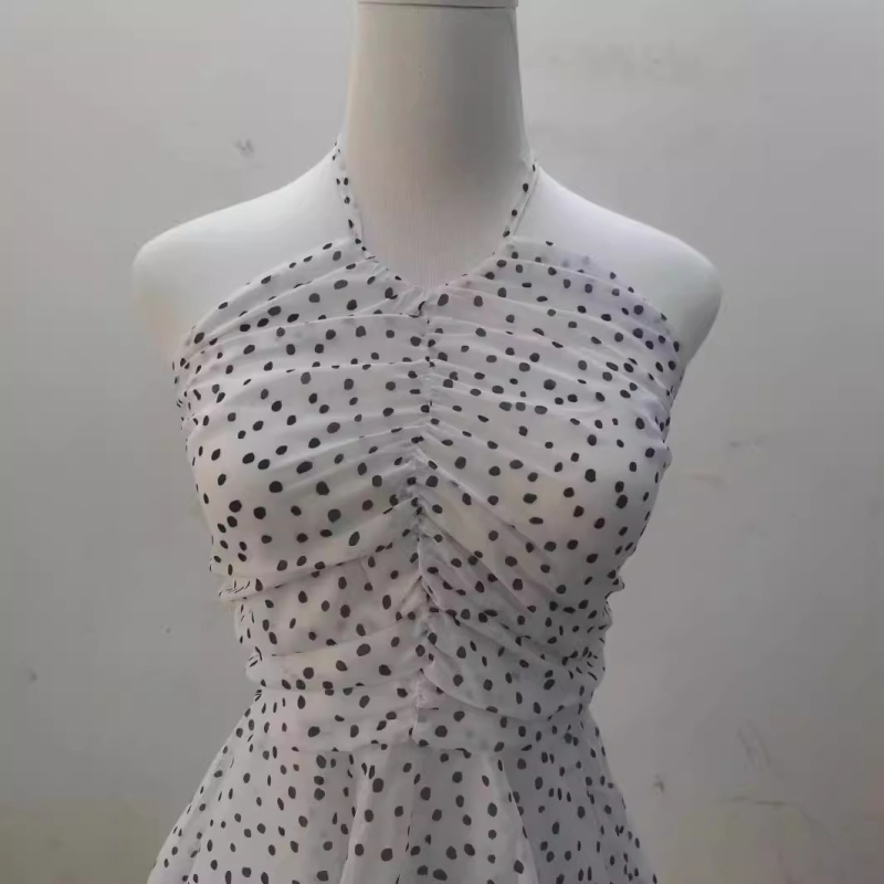 Dva dijela kompleta: halter top s točkicama i dugom suknjom do koljena, ljetni plažni outfit za žene