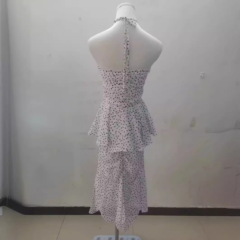 Dva dijela kompleta: halter top s točkicama i dugom suknjom do koljena, ljetni plažni outfit za žene
