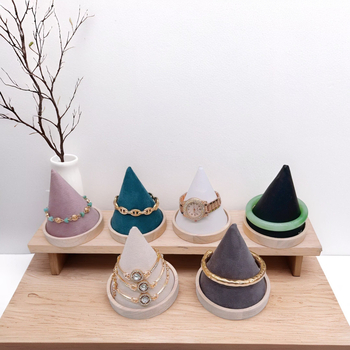 Luxusný stojan na náramky z masívneho dreva, kužeľovitý dizajn pre prezentáciu šperkov