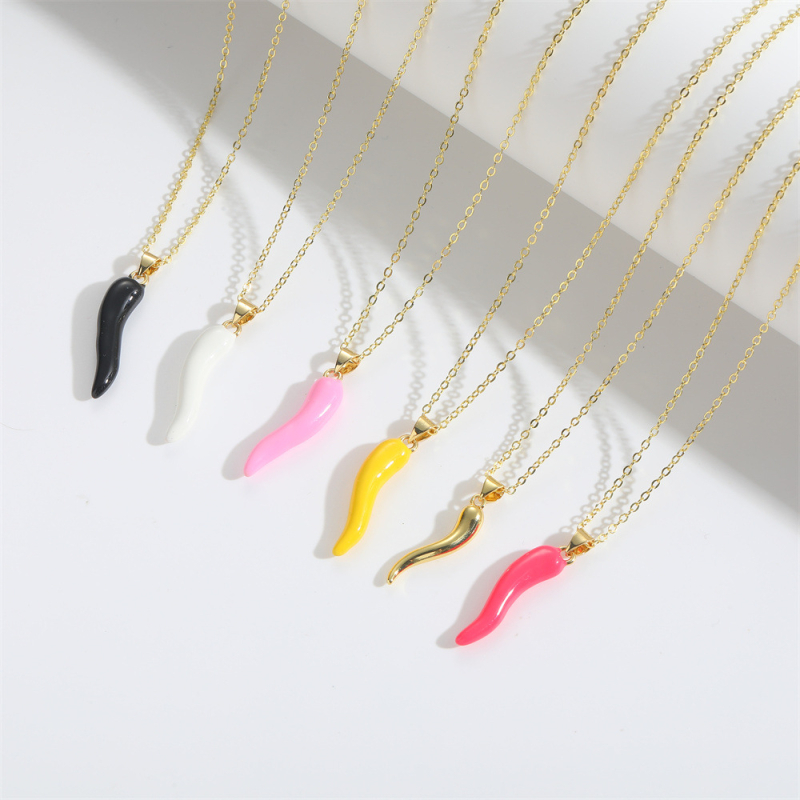 Ženski choker ogrlica s višebojnim privjeskom paprike, minimalistički retro stil