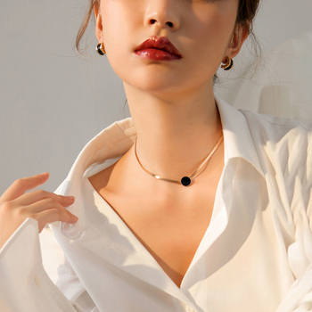 Ženski choker ogrlica, minimalistički kratki lančić, izražajan dizajn, moderno i elegantno.